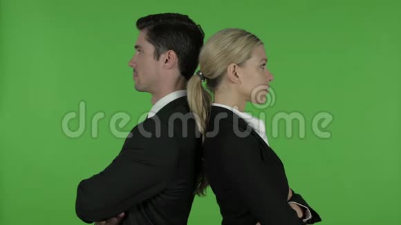 年轻职业男性和女性双臂交叉站立和相互向后站立Chroma键视频的预览图