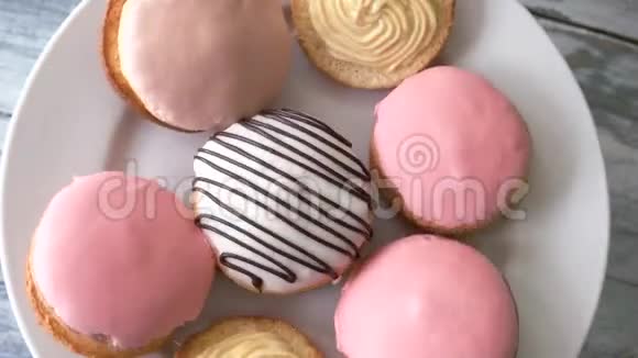 新鲜烘焙的饼干与五颜六色的玻璃视频的预览图
