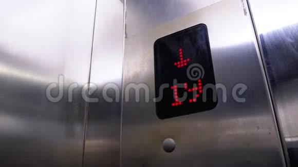 数字显示在电梯与箭头下降显示地板从20到15视频的预览图