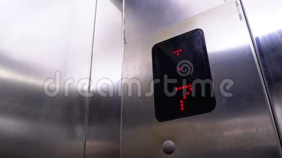 数字显示在电梯与箭头向下显示楼层从7楼到1楼视频的预览图