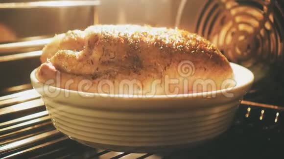 鸭子在烤箱里烤视频的预览图