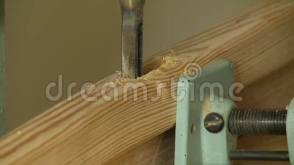 切割木材中的垂直孔视频的预览图