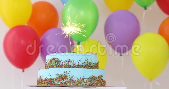 蓝色生日蛋糕和彩球视频的预览图