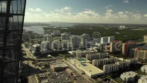 电影镜头缪斯住宅大厦摩天大楼在阳光岛海滩FL视频的预览图