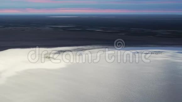 黎明时分一群灰鹤从一架无人机上飞过湖面视频的预览图