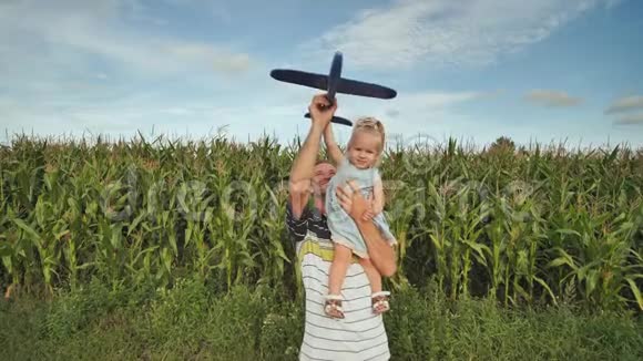 爸爸和小女儿发射了一架泡沫橡胶玩具飞机视频的预览图