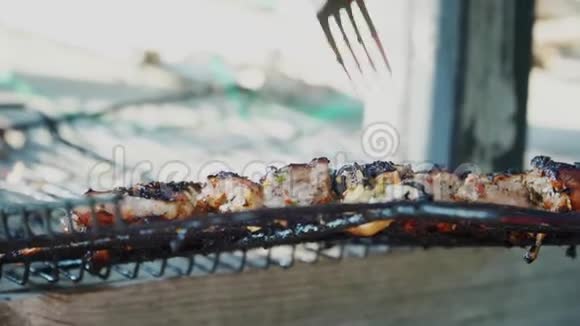 油炸肉用烤架上的叉子吃视频的预览图