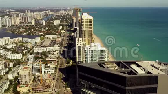 天桥和倾斜在海滩上的高层建筑视频的预览图
