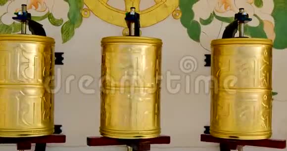 佛教祈祷轮金黄色的镌刻着梵文祈祷和奶油薄纱视频的预览图