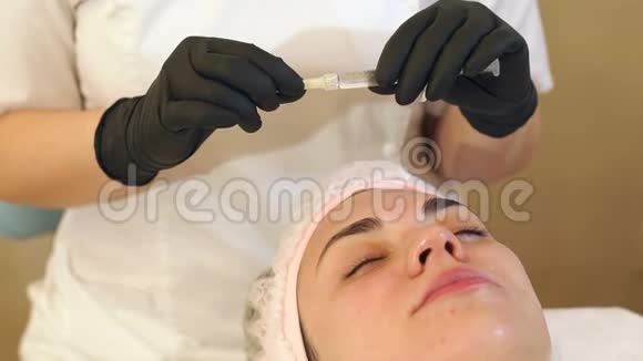美容师用透明质酸从注射器中取出瓶盖视频的预览图