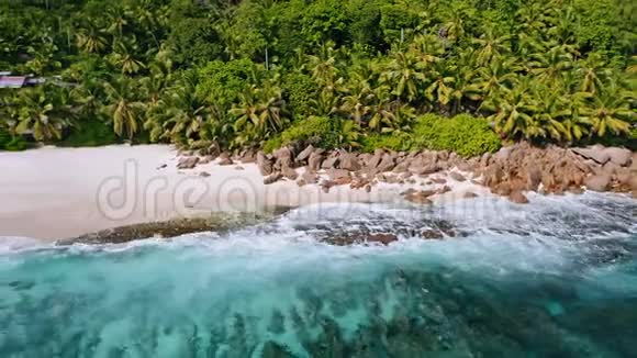4K无人驾驶飞机在塞舌尔马河岛的热带沙滩拍片视频的预览图