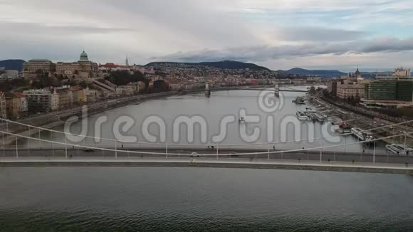 匈牙利布达佩斯伊丽莎白桥的鸟瞰图视频的预览图