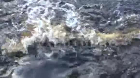 冬季日落时水流湍急视频的预览图