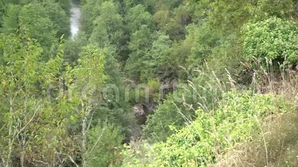 黑山山脉中的石桥在山涧上视频的预览图