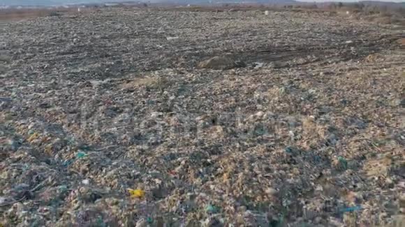 巨大废弃垃圾场的鸟瞰图填埋处置场地生活和生产的废物环境视频的预览图