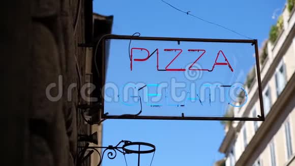 意大利罗马设有霓虹灯招牌披萨和冰淇淋的冰淇淋店视频的预览图