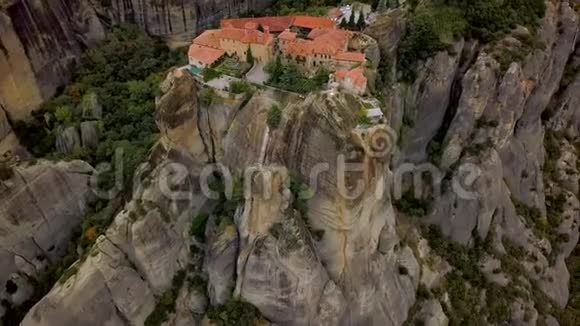飞越希腊Meteora的岩层和修道院视频的预览图