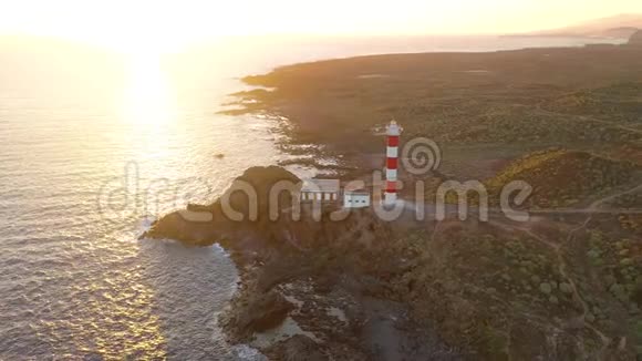 从灯塔法罗德拉斯卡自然保护区和日落山的高度观看加那利群岛的特内里费视频的预览图