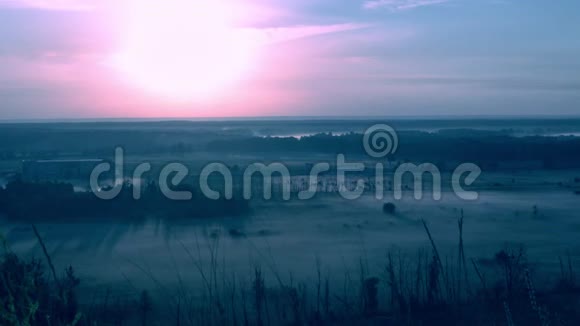 傍晚寒日落过田野背景优美视频的预览图
