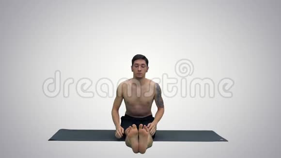 年轻人练习瑜伽在半英雄伸展姿势梯度背景视频的预览图