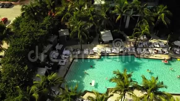 飞机起飞迈阿密海滩酒店泳池甲板视频的预览图