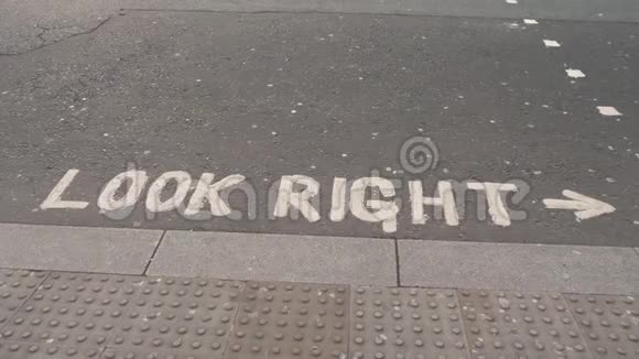 在英国伦敦的街道上看右边的标志视频的预览图