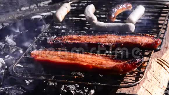 烤肉配猪肉肚和香肠视频的预览图