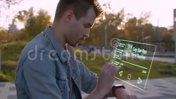 城市公园里的人使用未来派装置视频的预览图