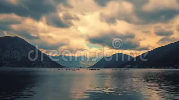 科托湾一侧多云的天空气旋形成雷云背景时间间隔镜头视频的预览图