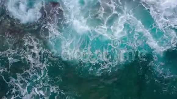 西班牙加那利群岛特内伊夫岛附近岩石海岸的海洋表面俯视图空中无人机视频的预览图