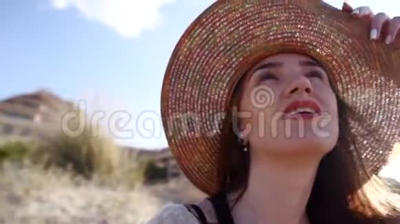 年轻女子戴着草帽在海滩上放松视频的预览图