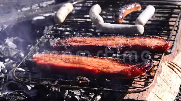 烤肉配猪肉肚和香肠视频的预览图