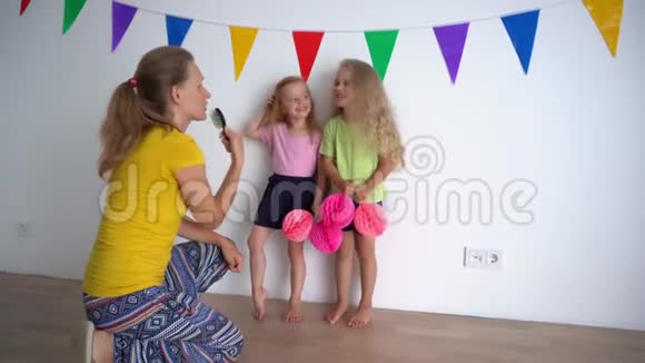 一位戏谑的母亲接受了两个漂亮姐妹的麦克风采访视频的预览图