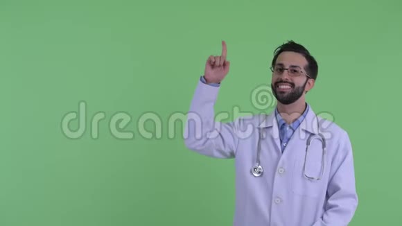 快乐的小胡子波斯人医生在说话指着视频的预览图