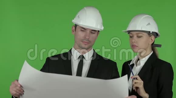 满足男女工程师学习建筑蓝图色度键视频的预览图