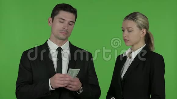 严肃的男性和女性商业专业人士争论金钱分配色度键视频的预览图