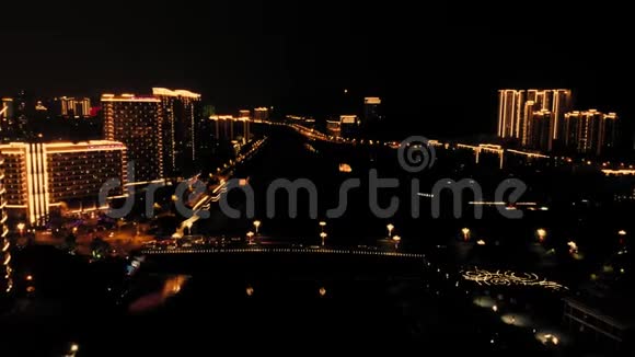 空中全景车在桥上行驶视频的预览图