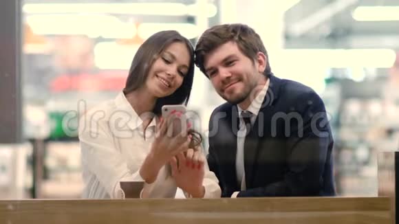 生意好穿得好的夫妇让自拍坐在购物中心视频的预览图