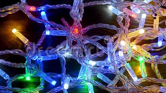 五彩斑斓的圣诞花环混杂在混乱中视频的预览图
