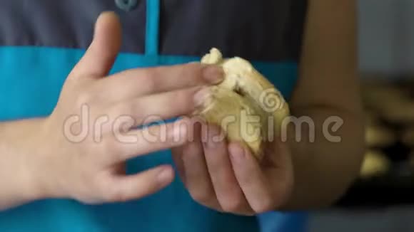 女士面包师加工饼干与奶油视频的预览图