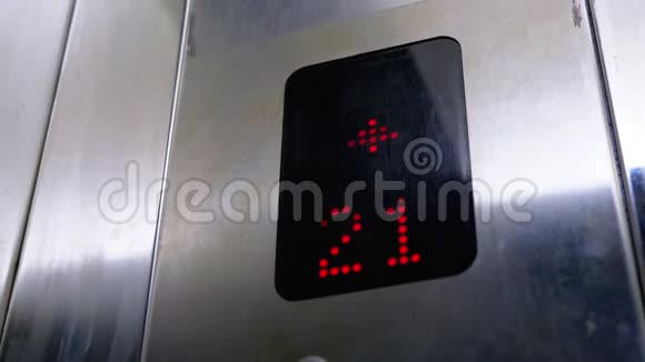 数字显示在电梯与箭头向上显示楼层从21到24视频的预览图