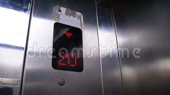 数字显示在电梯与箭头下降显示地板从24日至17日视频的预览图