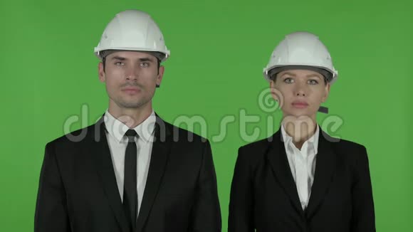 戴着交叉武器的快乐男女商业专业人士视频的预览图
