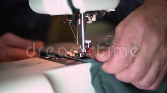 缝纫机针的特写迅速上下移动视频的预览图