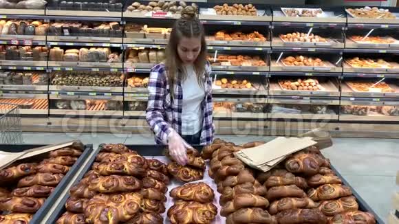 超市面包店一个女人把一个面包从架子上拿下来离开4K慢慢视频的预览图
