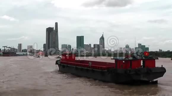 越南西贡河上的驳船视频的预览图
