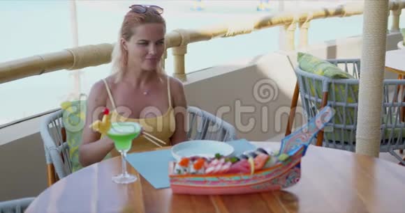 在度假村餐厅休息的受欢迎的女性视频的预览图