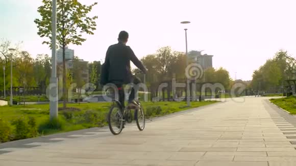 商务西装商人骑自行车视频的预览图