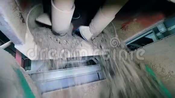 干水泥正在机械地搅拌视频的预览图