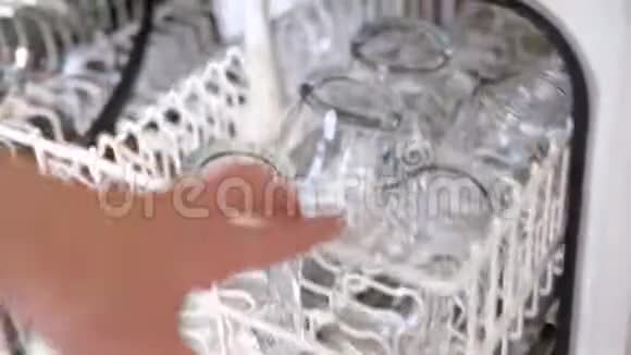 特写白种人女人手打开迪什瓦什推出白色的顶篮干净后的透明玻璃器皿视频的预览图